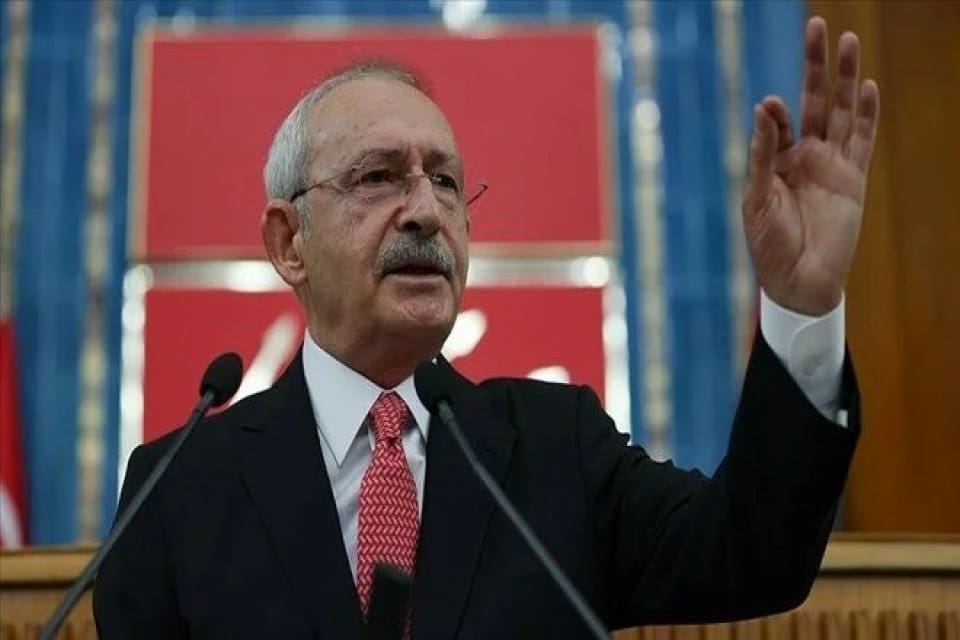 Siyasette baş&ouml;rt&uuml;s&uuml; tartışması s&uuml;r&uuml;yor. CHP Genel Başkanı Kemal Kılı&ccedil;daroğlu, Cumhurbaşkanı