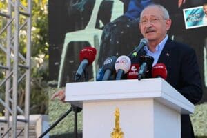 İzmir programının ikinci g&uuml;n&uuml;nde T&Uuml;LOV &Ccedil;alıştayı&rsquo;nın ardından Bayraklı&rsquo;ya ge&ccedil;erek depremzedelerle