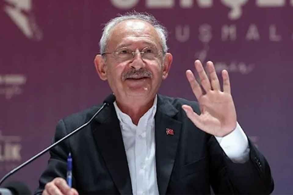 İzmir&rsquo;de gen&ccedil;lerle bir araya gelen CHP lideri Kemal Kılı&ccedil;daroğlu'ndan &ccedil;arpıcı