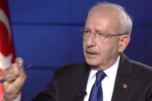 Kılı&ccedil;daroğlu, saldırıda elinde T&uuml;rk bayrağı olan bir &ccedil;ocuğa taş atan