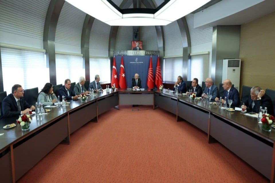 CHP lideri Kılı&ccedil;daroğlu, CHP'li b&uuml;y&uuml;kşehir belediye başkanlarıyla bir araya geldi.