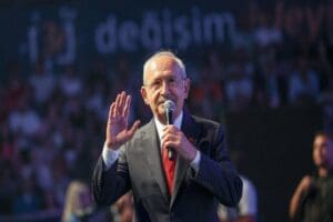 CHP Genel Başkanı Kemal Kılı&ccedil;daroğlu, gen&ccedil;lere &ccedil;ağrıda bulunarak "Faizli KYK