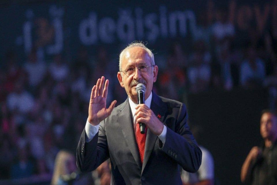 CHP Genel Başkanı Kemal Kılı&ccedil;daroğlu, gen&ccedil;lere &ccedil;ağrıda bulunarak "Faizli KYK