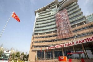 CHP lideri Kemal Kılı&ccedil;daroğlu'nun m&uuml;lteci a&ccedil;ıklamalarının ardından CHP Genel Merkezi'ne