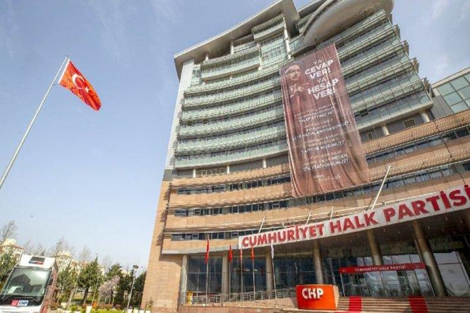 CHP lideri Kemal Kılı&ccedil;daroğlu'nun m&uuml;lteci a&ccedil;ıklamalarının ardından CHP Genel Merkezi'ne