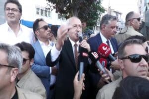 CHP lideri Kemal Kılı&ccedil;daroğlu Yalova&rsquo;da karşılaştığı yoğun ilgi nedeniyle esnaf
