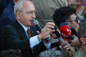 CHP Genel Başkanı Yalova'da yaptığı konuşmada, "İnsanları &ouml;ld&uuml;ren deprem değil