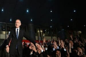 T&uuml;rkiye siyasetinde g&uuml;nlerdir yaşanan hareketli gelişmelerin ardından CHP lideri Kemal