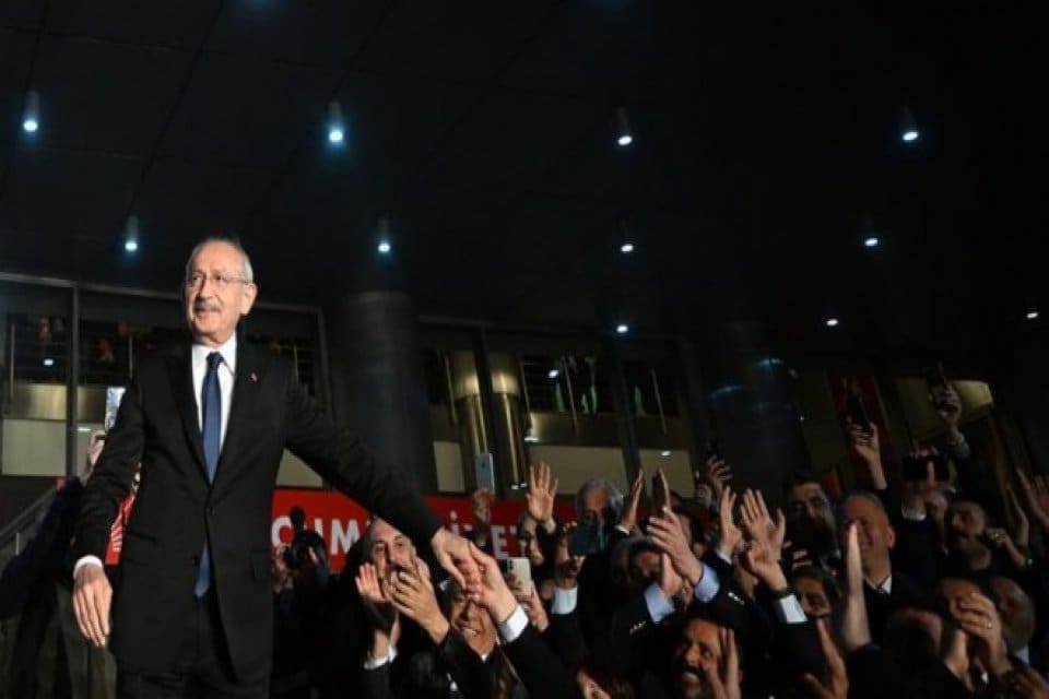 T&uuml;rkiye siyasetinde g&uuml;nlerdir yaşanan hareketli gelişmelerin ardından CHP lideri Kemal