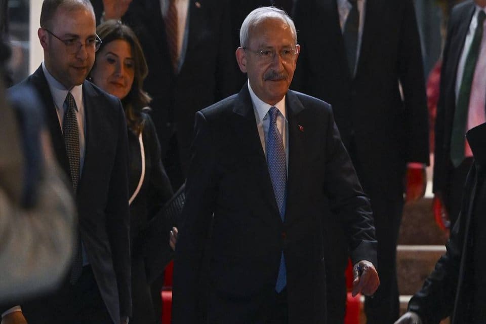 Korkusuz yazarı Can Ataklı, se&ccedil;imler yaklaşırken &uuml;lkede &ccedil;ıkabilecek kargaşaya dikkati