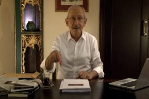 Kılı&ccedil;daroğlu'nun masasında, ge&ccedil;en haftalarda &ccedil;ıkan Ersin Eroğlu ve Caner Taşpınar