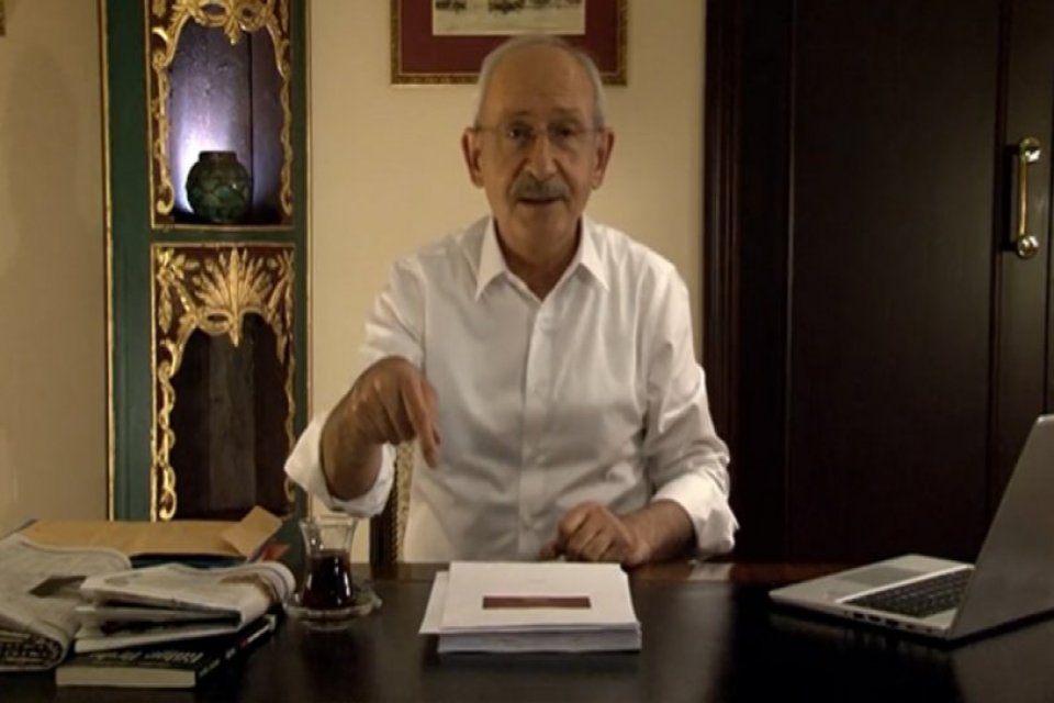 Kılı&ccedil;daroğlu'nun masasında, ge&ccedil;en haftalarda &ccedil;ıkan Ersin Eroğlu ve Caner Taşpınar