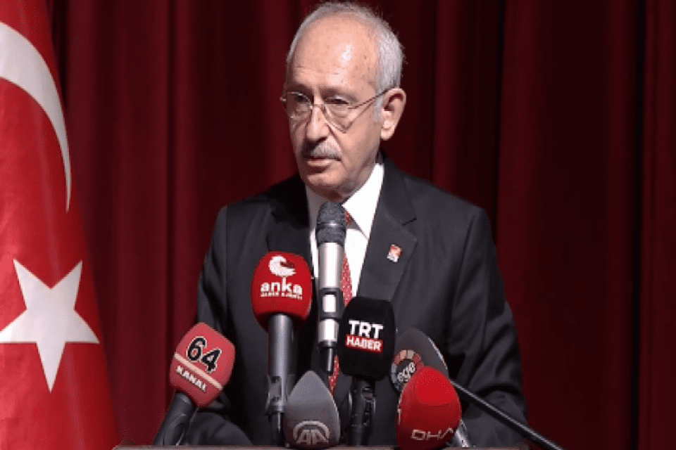 CHP lideri Kemal Kılı&ccedil;daroğlu, Uşak'ta kanaat &ouml;nderleri ve muhtarlarla bir