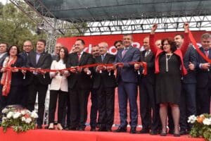 Manisa ziyareti kapsamında Akhisar il&ccedil;esinde d&uuml;zenlenen toplu a&ccedil;ılış t&ouml;renine katılan