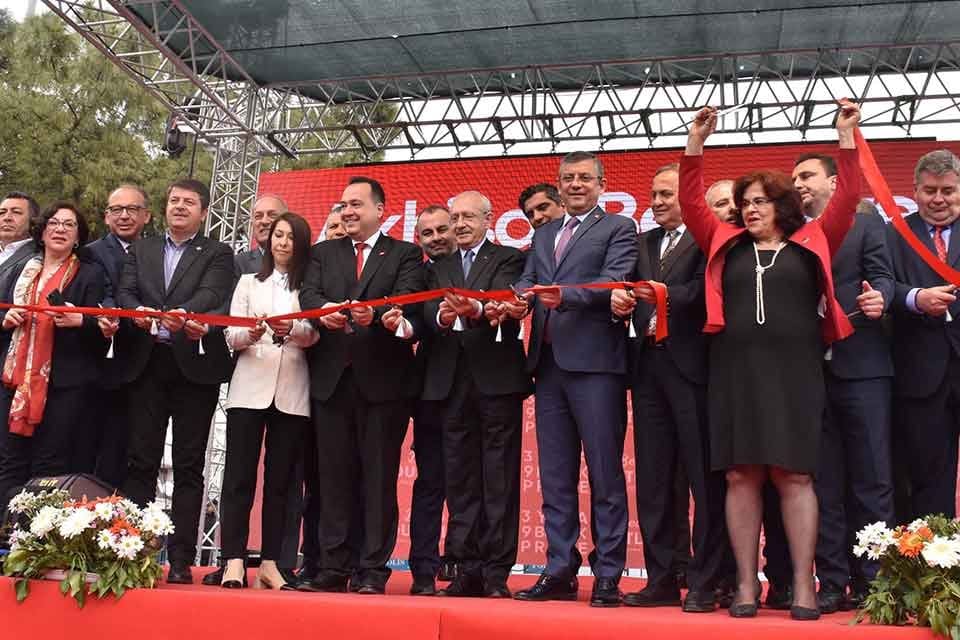 Manisa ziyareti kapsamında Akhisar il&ccedil;esinde d&uuml;zenlenen toplu a&ccedil;ılış t&ouml;renine katılan