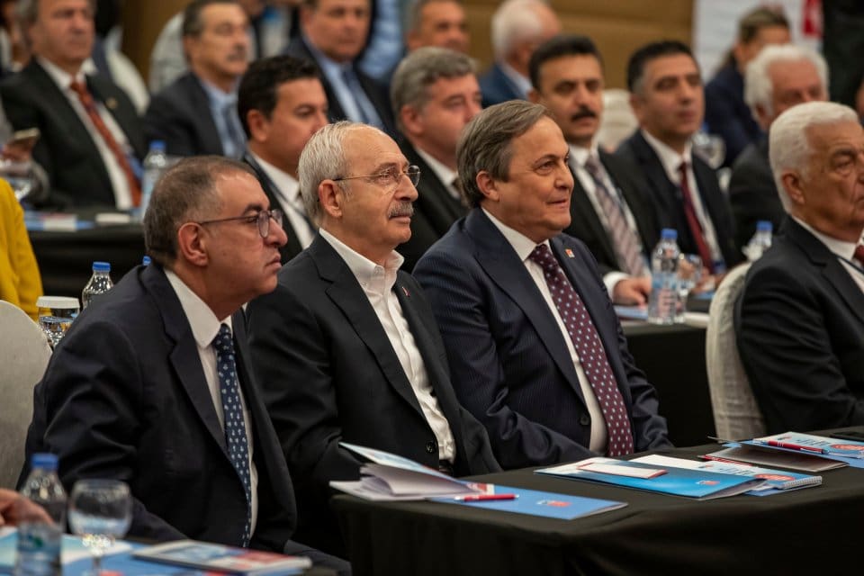 Partisinin 11'i b&uuml;y&uuml;kşehir olmak &uuml;zere 225 belediye başkanının katıldığı 'Belediye