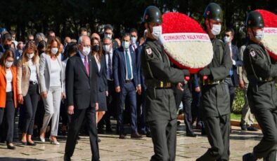 Kılıçdaroğlu ve CHP parti heyeti Anıtkabir'i ziyaret etti