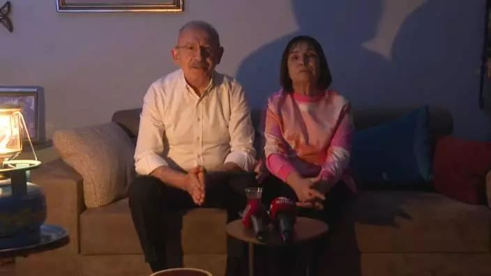 CHP Genel Başkanı Kemal Kılı&ccedil;daroğlu, elektriği kesilen abonelere destek amacıyla