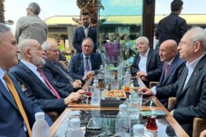 İzmir'de bulunan CHP Genel Başkanı Kemal Kılıçdaroğlu ile Saadet Partisi