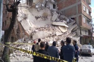 Kilis'te depremde ağır hasar g&ouml;r&uuml;nce boşaltılan 6 katlı apartman &ccedil;&ouml;kt&uuml;.