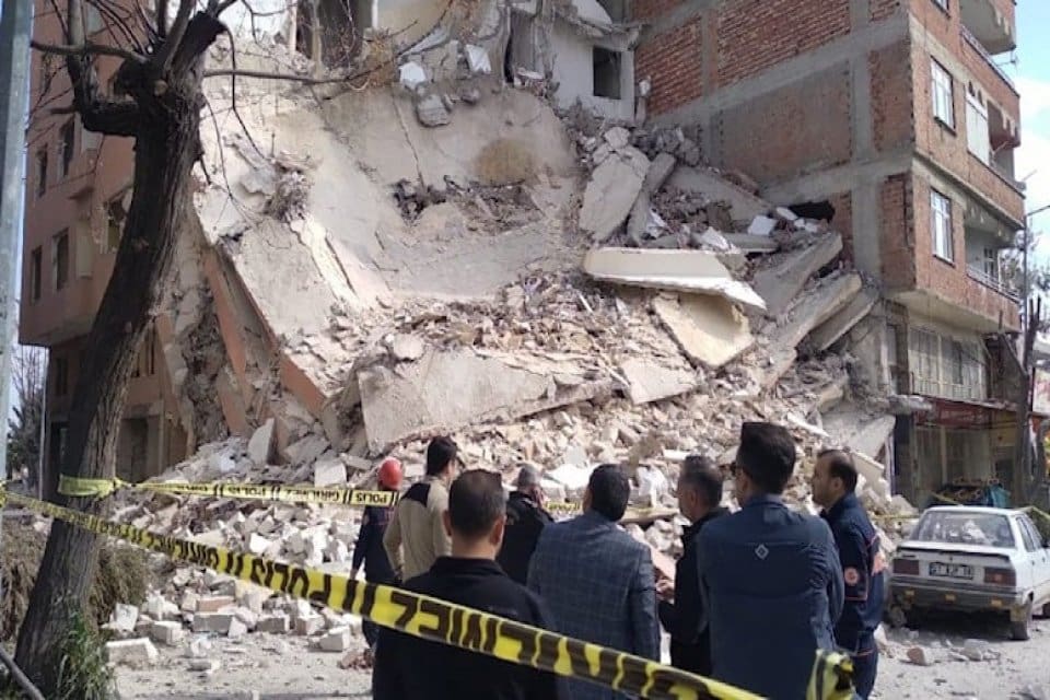 Kilis'te depremde ağır hasar g&ouml;r&uuml;nce boşaltılan 6 katlı apartman &ccedil;&ouml;kt&uuml;.