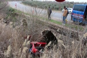 Kilis'te, kontrolden &ccedil;ıkarak dereye u&ccedil;an otomobildeki s&uuml;r&uuml;c&uuml;, eşi ve kızı