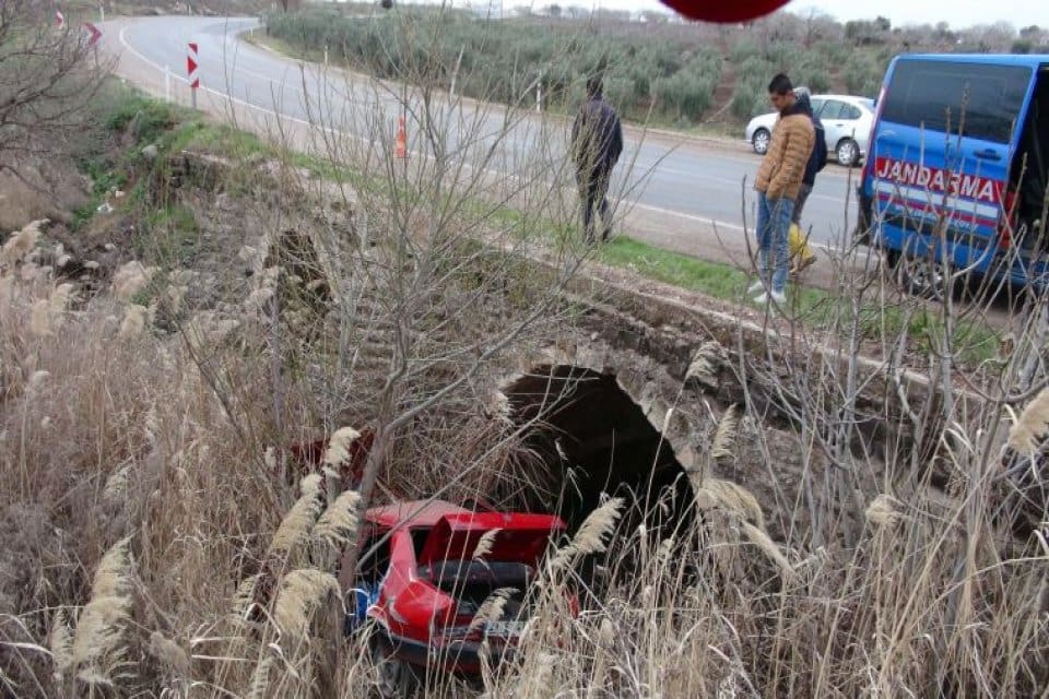 Kilis'te, kontrolden &ccedil;ıkarak dereye u&ccedil;an otomobildeki s&uuml;r&uuml;c&uuml;, eşi ve kızı