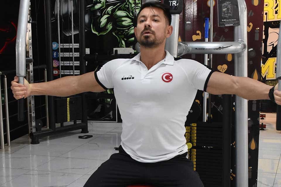 İzmir'de, sakatlandığı i&ccedil;in amat&ouml;r olarak oynadığı futbolu bırakan Emrah Yeşilyayla