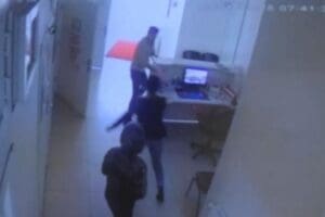 Doktor Aziz Tanel&ccedil;i, kolundan ve omuzundan yaralanırken, saldırgan g&ouml;zaltına alındı.