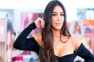 Kim Kardashian, gen&ccedil; g&ouml;r&uuml;nmek i&ccedil;in 'dışkı yemek de dahil' her