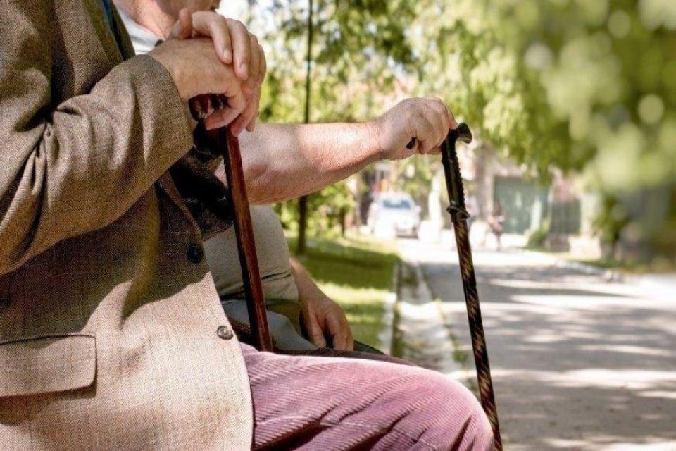 Yaklaşık 12 milyon emeklinin bayram ikramiyeleri bug&uuml;n &ouml;denmeye başlıyor.&nbsp;İlk olarak