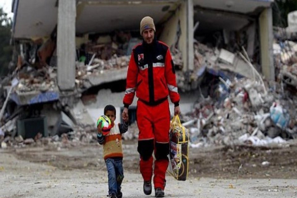 Aile ve Sosyal Hizmetler Bakanlığı, enkaz altından &ccedil;ıkartılan ve refakat&ccedil;isi