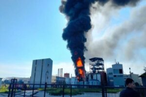 Kırklareli'nin Lüleburgaz ilçesinde kimya ve entegre atık tesisinde çıkan yangına müdahale ediliyor.