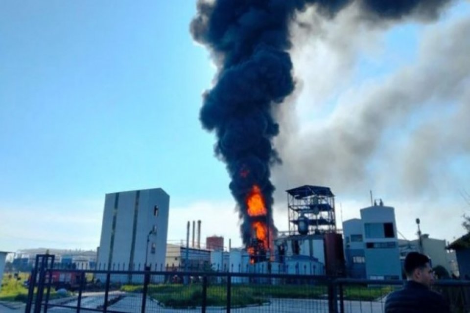 Kırklareli'nin Lüleburgaz ilçesinde kimya ve entegre atık tesisinde çıkan yangına müdahale ediliyor.