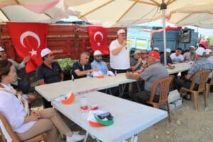 Kınık Belediye Başkanı Sadık Doğruer, Hasat Bayramı nedeniyle d&uuml;zenlenen Domates