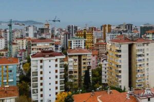 İnşaat&ccedil;ılar hen&uuml;z maliyetlerin tam olarak konut fiyatı ve kiralara yansımadığını