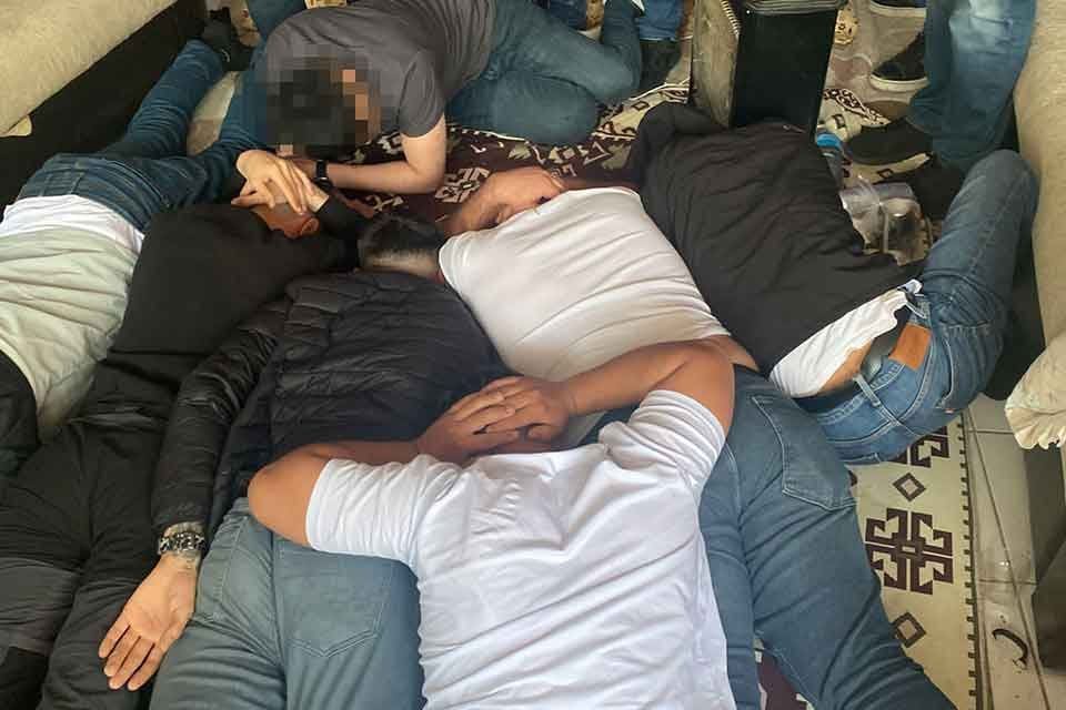 İzmir'in Bayraklı il&ccedil;esinde, husumetlilerinin bulunduğu kıraathaneyi basarak tabancayla Mustafa Er'i