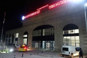 İzmir&rsquo;in Buca il&ccedil;esinde, kıraathanede &ccedil;ıkan tartışmanın silahlı ve bı&ccedil;aklı kavgaya