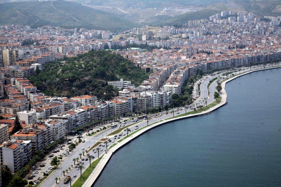 izmir'deki T&uuml;ketici Hakem Heyeti &Uuml;yesi ve ara bulucu Salih Emrah