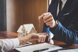 Antalya&rsquo;da, 5 katlı apartmanın giriş katında 6 yıldır oturan Nilg&uuml;n