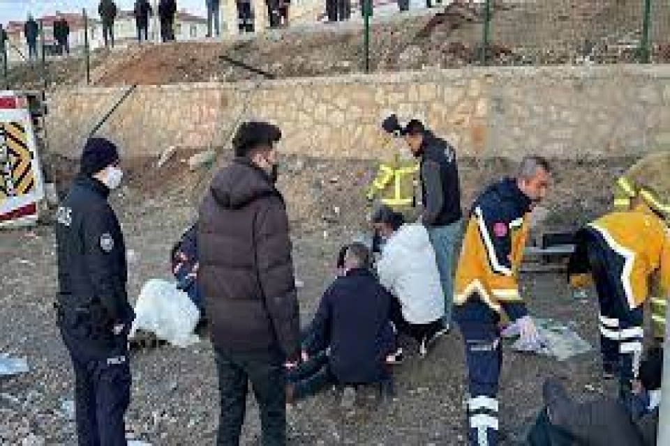 Kırıkkale'de iş&ccedil;ileri taşıyan servis midib&uuml;s&uuml;n&uuml;n devrildiği kazada ilk belirlemelere g&ouml;re