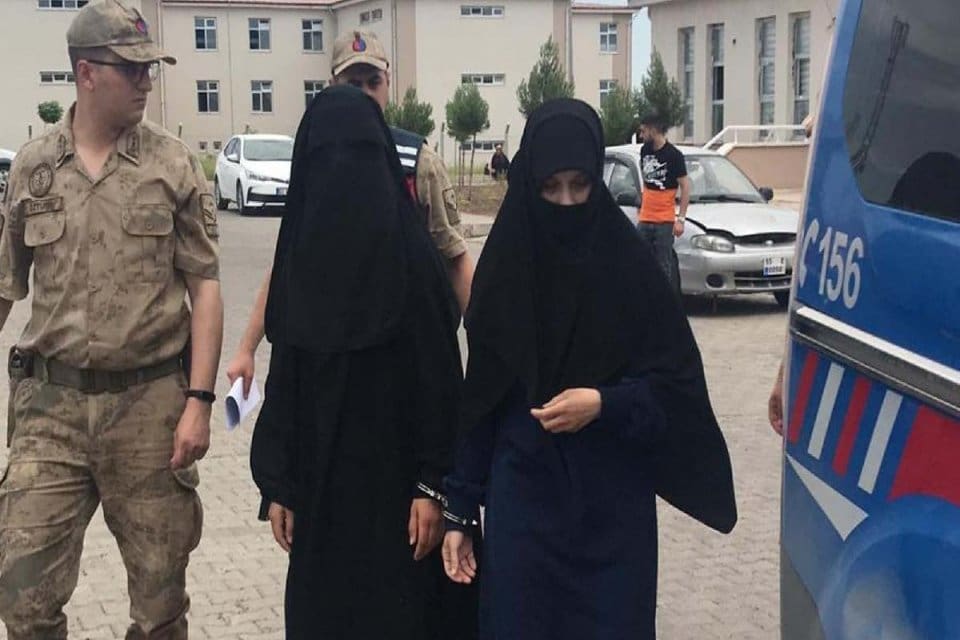 Ter&ouml;r &ouml;rg&uuml;t&uuml; IŞİD'e &uuml;ye olduğu gerek&ccedil;esiyle Interpol tarafından kırmızı b&uuml;ltenle