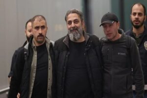 Kırmızı bültenle aranırken Arnavutluk'ta yakalanan Salih Akkurt, Türkiye'ye getirildi. Akkurt'un "dolandırıcılık" ile