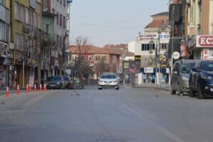 Kırmızı il kategorisindeki Aksaray'da bug&uuml;n tam kapanma uygulanıyor. &Ouml;nceden uygulanan