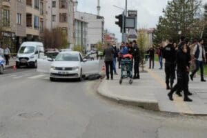 Kars'ta kırmızı ışıkta bekleyen otomobil silahlı saldırıya uğradı. Olayla ilgili