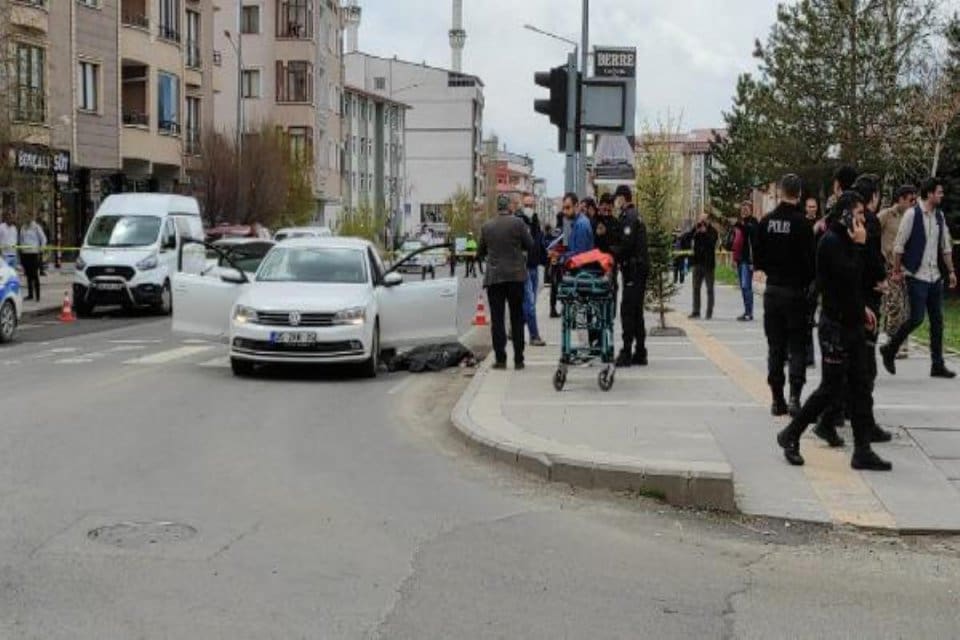 Kars'ta kırmızı ışıkta bekleyen otomobil silahlı saldırıya uğradı. Olayla ilgili