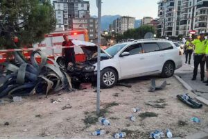 DENİZLİ'nin Merkezefendi il&ccedil;esinde kırmızı ışıkta ge&ccedil;en minib&uuml;s ile otomobil &ccedil;arpıştı.