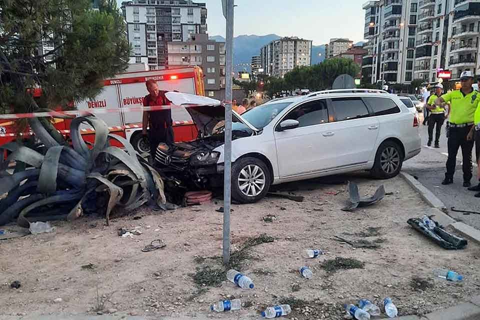 DENİZLİ'nin Merkezefendi il&ccedil;esinde kırmızı ışıkta ge&ccedil;en minib&uuml;s ile otomobil &ccedil;arpıştı.