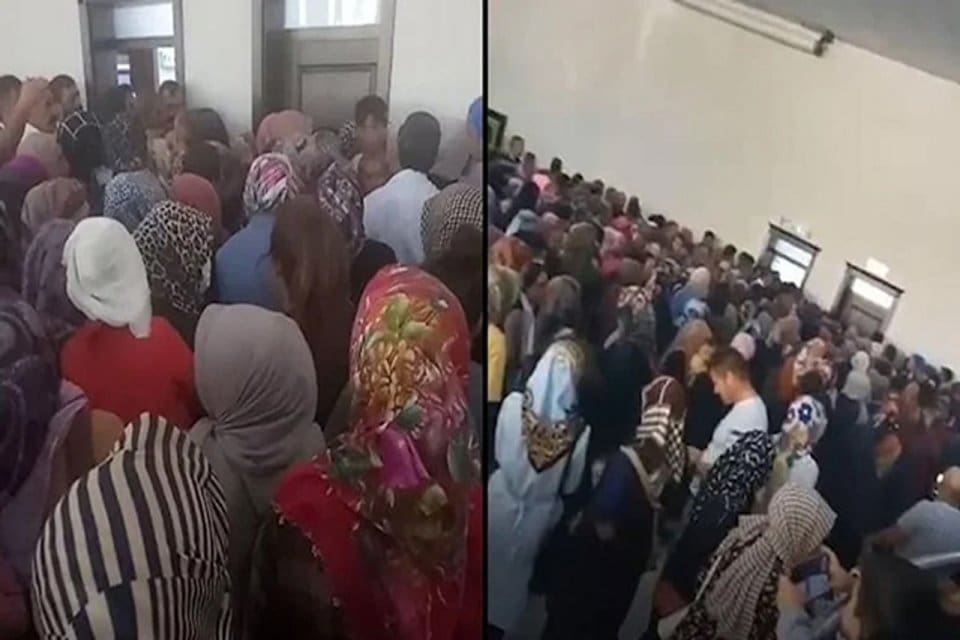 Konya'da MHP&rsquo;li Ereğli Belediyesi'nin, kırtasiye yardımı izdihama d&ouml;n&uuml;şt&uuml;. Belediyenin dağıttığı