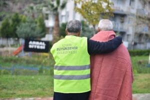 İzmir B&uuml;y&uuml;kşehir Belediyesi soğuk g&uuml;nlerde barınma olanağı bulunmayan yurttaşlara kucak